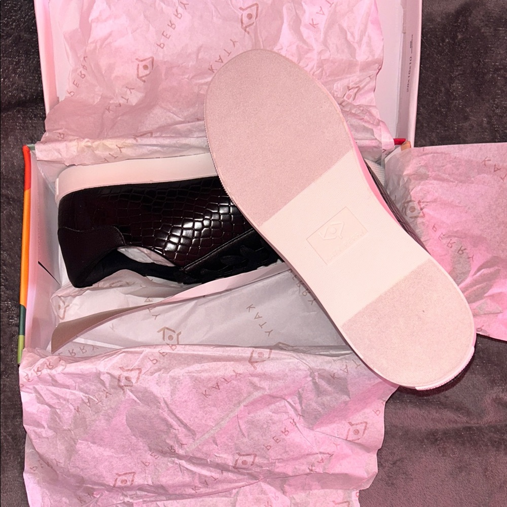 Katy Perry Collections Black Crocodile Textured Womens Sneakers - Picture 4 of 6